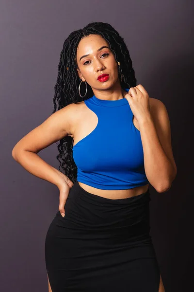 Mooie Zwarte Braziliaanse Vrouw Gekleed Het Blauw Half Lichaam Portret — Stockfoto