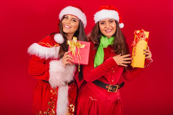 Βραζιλιάνες Φίλες Ντυμένες Χριστουγεννιάτικα Ρούχα Άγιε Βασίλη Κρατώντας Δώρα — Φωτογραφία Αρχείου