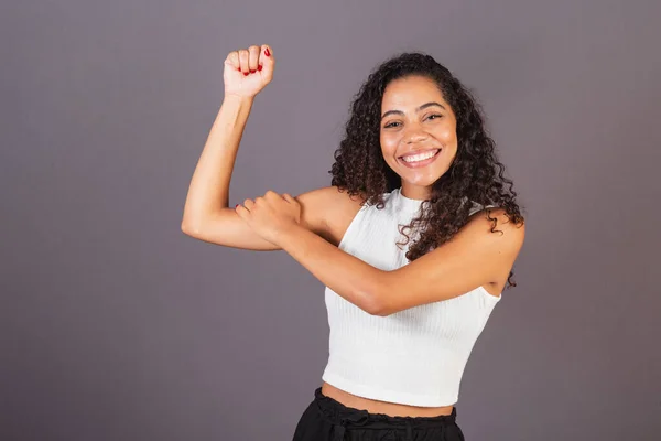 年轻的巴西黑人妇女 高举双手 握紧拳头 女权主义 — 图库照片