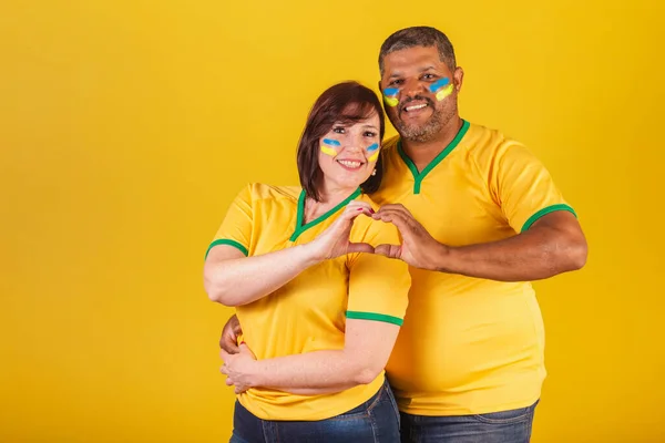 Pár Zrzavá Žena Černoch Brazilští Fotbaloví Fanoušci Srdeční Známka — Stock fotografie