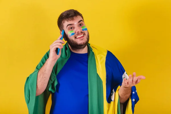 Braziliaanse Blanke Man Voetbalfan Uit Brazilië Babbelende Stem Zijn Mobiele — Stockfoto