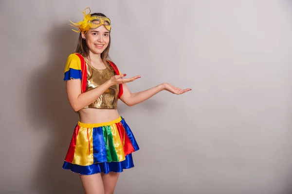 Schöne Brasilianerin Kaukasische Frau Karnevalskleidung Mit Maske Etwas Nach Rechts — Stockfoto