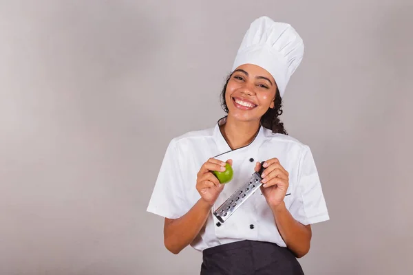 Genç Siyah Brezilyalı Kadın Aşçı Rende Limon Tutarken Şeker Hazırlamak — Stok fotoğraf