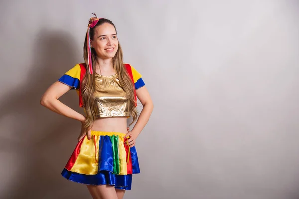 Schöne Kaukasische Brasilianerin Frevo Kleidung Carnaval Hände Auf Der Taille — Stockfoto