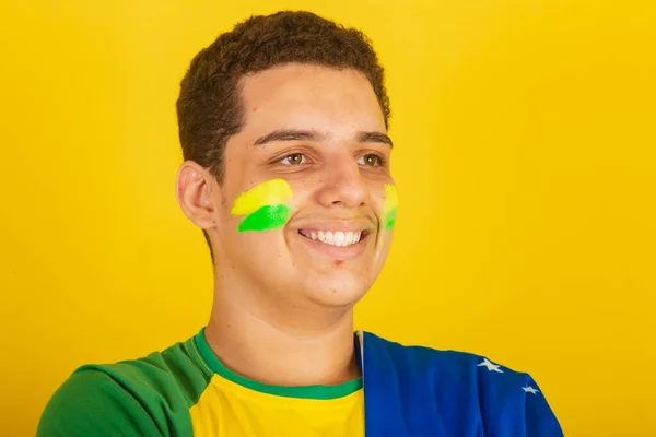 Fiatal Brazil Férfi Focirajongó Zöld Közeli Képbe Öltözve Brazília — Stock Fotó