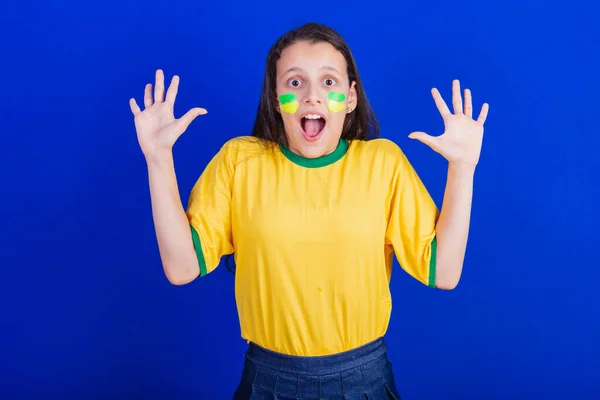 Юна Дівчина Футбольний Фанат Бразилії Збентежений Здивований Здивований — стокове фото
