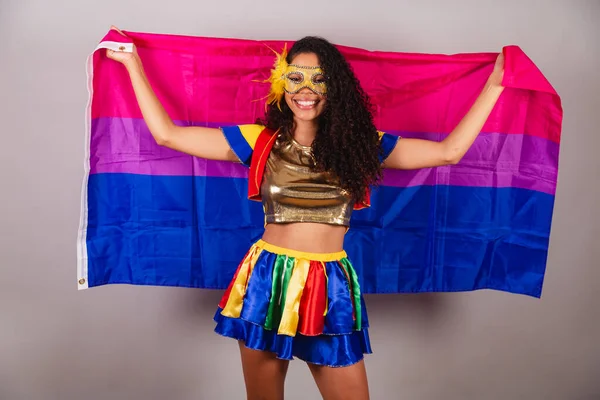 Schöne Schwarze Brasilianerin Mit Frevo Kleidung Karneval Eine Maske Tragen — Stockfoto