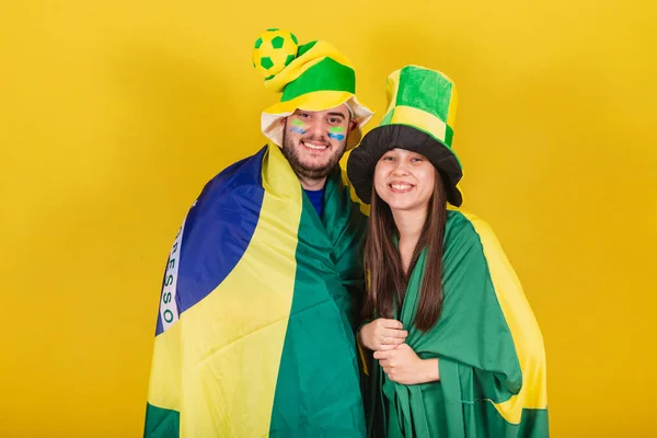 Pareja Aficionados Fútbol Brasil Abrazados — Foto de Stock