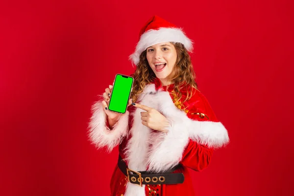 Brazilka Oblečená Kostýmu Santa Clause Drží Smartphone Zelenou Obrazovkou Chroma — Stock fotografie