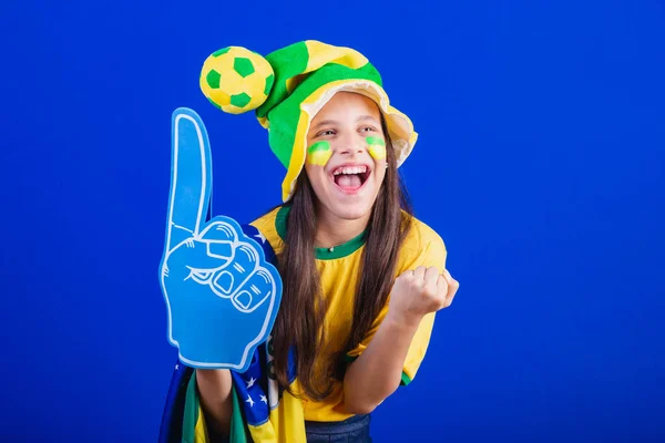 Jovem Futebol Brasil Vestido Chapéu Bandeira Usando Dedo Espuma Festa — Fotografia de Stock