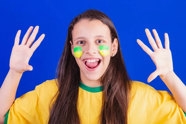 Юна Дівчина Футбольний Фанат Бразилії Здивоване Фото Великим Планом — стокове фото