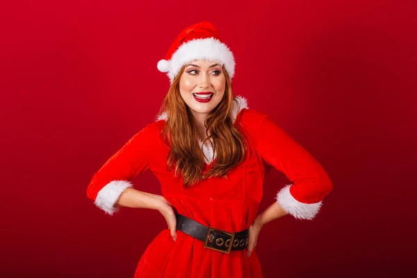美しいブラジルの赤髪の女性 クリスマス服を着て サンタクロース 表現や優美さを生み出し — ストック写真