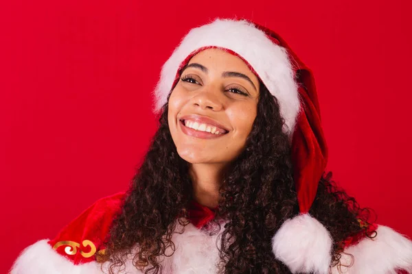美しいブラジルの黒人女性サンタ クラスのクリスマス服を着て 笑顔で近くの写真でカメラを見て — ストック写真