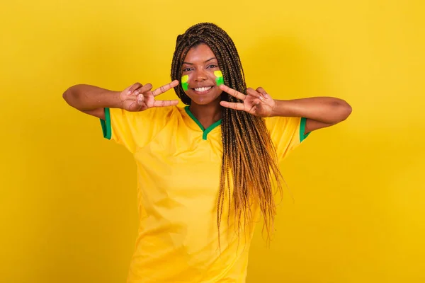 年轻的巴西黑人女子足球迷 为自私自利 和平与爱而摆姿势 巴西足球队 — 图库照片