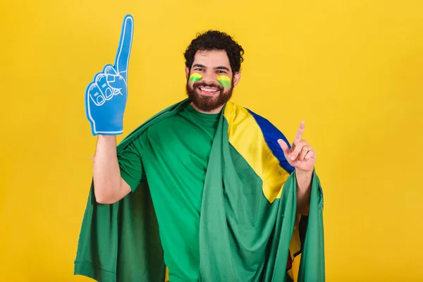 Άνθρωπος Βραζιλιάνος Γενειοφόρος Οπαδός Του Ποδοσφαίρου Από Brazil Χρησιμοποιώντας Δάχτυλο — Φωτογραφία Αρχείου