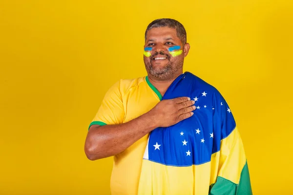 Hombre Negro Brasileño Fanático Del Fútbol Brasil Con Mano Pecho —  Fotos de Stock