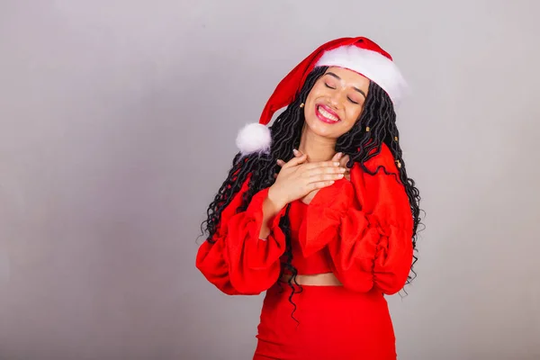 クリスマス服を着たブラジル人黒人女性メリークリスマス笑顔感謝 — ストック写真