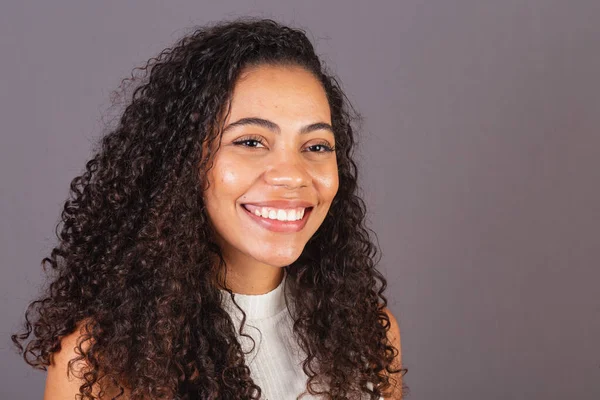 Jong Braziliaans Zwart Vrouw Close Foto Glimlachen Kijken Naar Camera — Stockfoto