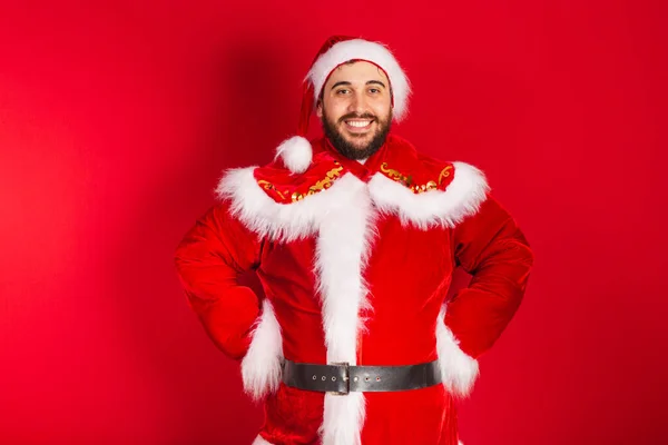 Brasilianischer Mann Gekleidet Weihnachtsmann Klamotten Die Hände Auf Der Taille — Stockfoto