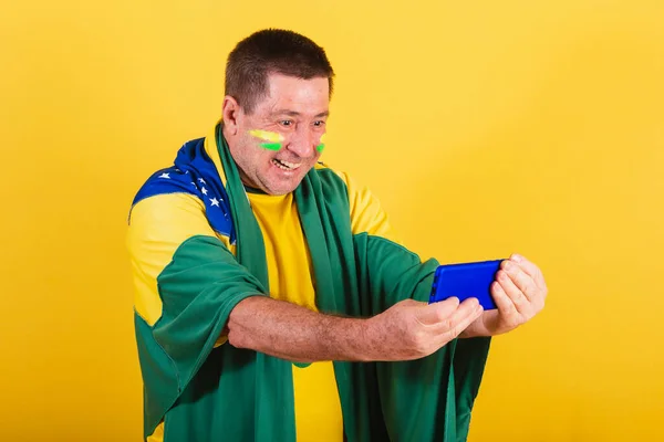 Homme Adulte Fan Football Brésilien Utilisant Drapeau Smartphone Regarder Jeu — Photo