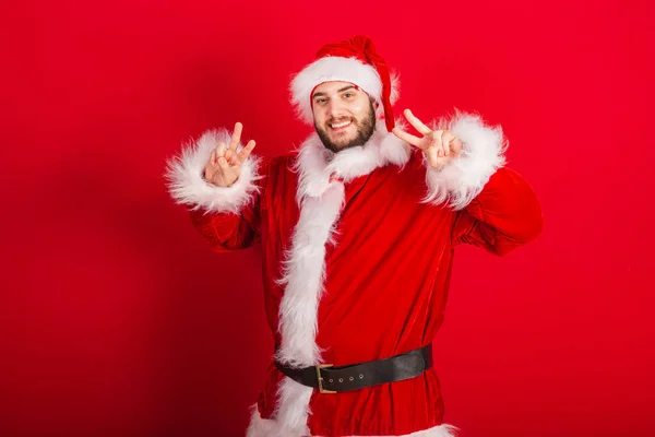 Kaukasischer Brasilianischer Mann Weihnachtskostüm Weihnachtsmann Frieden Und Liebe Finger Für — Stockfoto