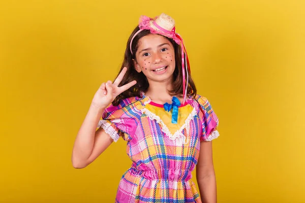 Βραζιλιάνικο Καυκάσιο Παιδί Φουστάνια Ρούχα Σύμβολο Ειρήνης Και Αγάπης Ποζάρουν — Φωτογραφία Αρχείου