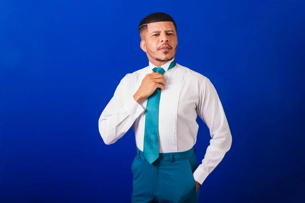 ブラジルの黒人男性は ビジネス服や青いネクタイで身を包んだ ビジネスマン ポケットに手を入れて — ストック写真