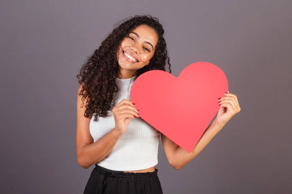 Junge Schwarze Brasilianerin Mit Herzförmigem Schild Werbefoto — Stockfoto