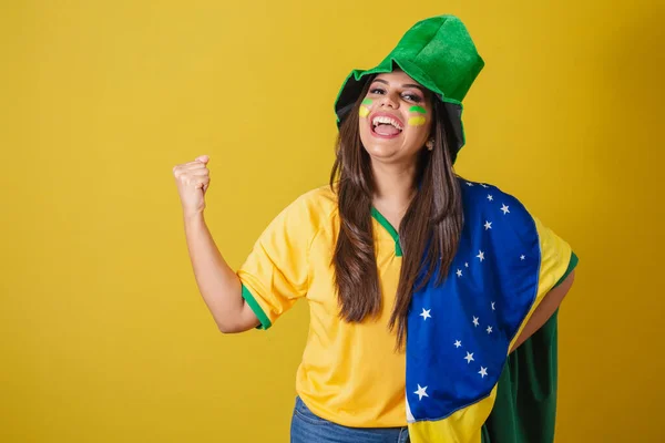 ブラジルの女性サポーター ワールドカップ2022 ゲームに行くために典型的なファンの服を着て ブラジルのフラグと緑の帽子 パーティー — ストック写真