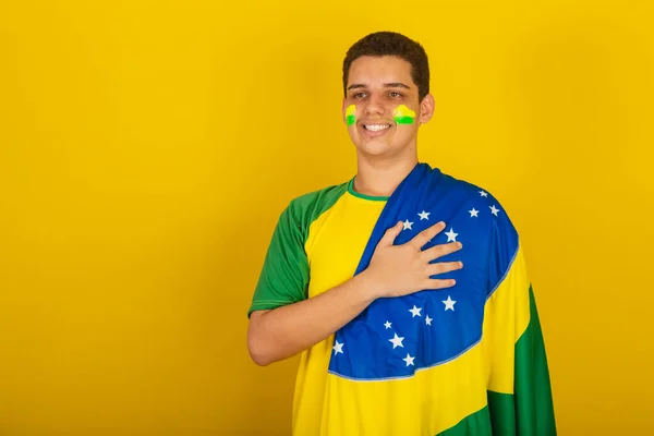 Молодой Бразилец Футбольный Фанат Одетый Зеленый Рука Груди Благодарность Национальный — стоковое фото