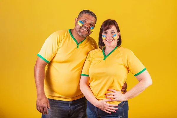Paar Roodharige Vrouw Zwarte Man Braziliaanse Voetbalfans — Stockfoto