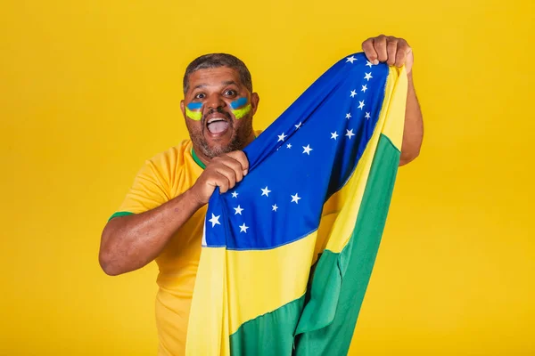 Brazilský Černoch Fotbalový Fanoušek Brazílie Vztyčit Brazilskou Vlajku — Stock fotografie