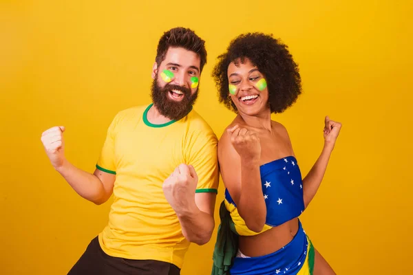 Paar Brasilianische Fußballfans Gekleidet Den Farben Brasiliens Schwarze Frau Kaukasischer — Stockfoto