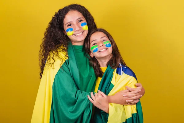 Amigos Que Apoyan Brasil Aficionados Fútbol Sonriendo Viendo Partido Brasil —  Fotos de Stock