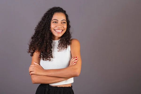 Genç Brezilyalı Siyah Kadın Kollarını Kavuşturmuş Gülümsüyor — Stok fotoğraf