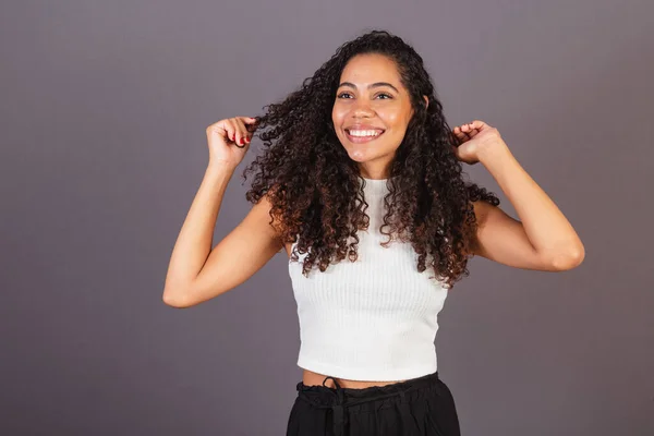 Νεαρή Βραζιλιάνα Μαύρη Γυναίκα Παίζει Μαλλιά Μπούκλες Μπούκλες Αφράτα Μαλλιά — Φωτογραφία Αρχείου