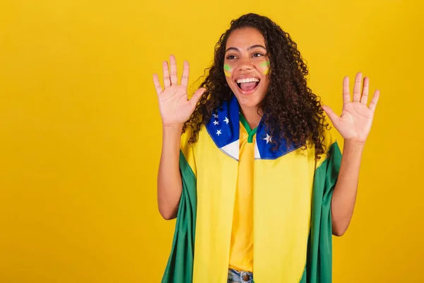 若い黒人のブラジル人女性サッカーファン 驚いたわすごいわね — ストック写真