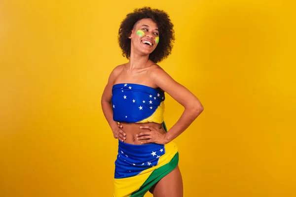 年轻的黑人女子巴西足球迷 手放在腰部 — 图库照片