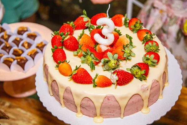 誕生日ケーキ 数と3 イチゴのブリガダイロとイチゴベース — ストック写真
