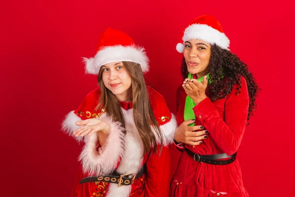 Двоє Бразильських Друзів Вбраних Різдвяний Одяг Цілуються — стокове фото