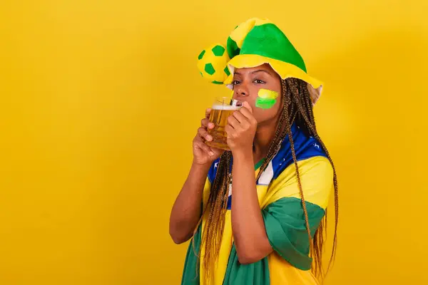 年轻的巴西黑人女子足球迷 喝啤酒庆祝 — 图库照片