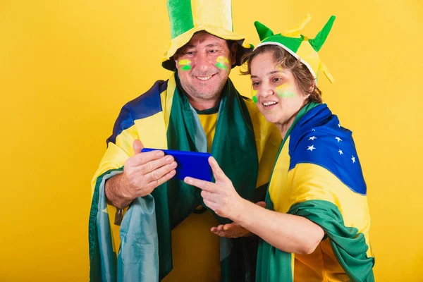 Dospělý Pár Fotbalový Fanoušek Brazílie Použití Vlajky Sledování Hry Smartphone — Stock fotografie