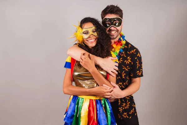 Brazilský Pár Karnevalovým Oblečením Objat Lásce — Stock fotografie