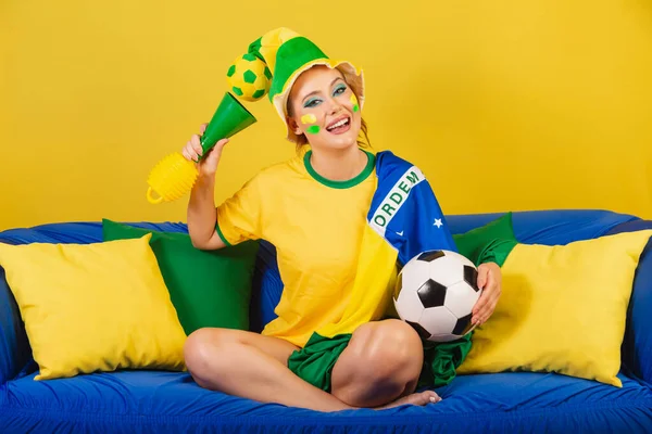 Kaukasische Rotschopferin Brasilianischer Fußballfan Auf Couch Mit Horn Und Ball — Stockfoto
