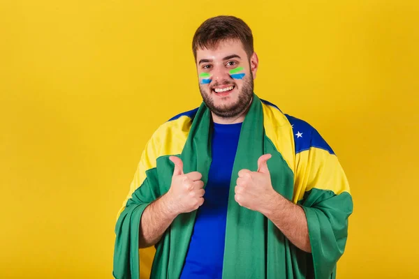 Kaukasischer Brasilianer Brasilianischer Fußballfan Mit Erhobenem Zeigefinger Zustimmung Bestätigung Wie — Stockfoto
