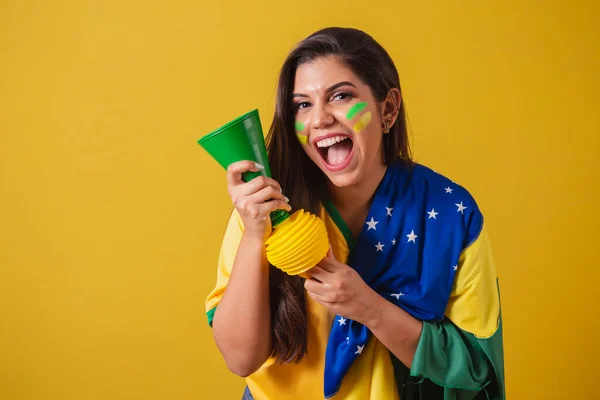 ブラジルの女性サポーター ワールドカップ2022 サッカー選手権 カバーとしてブラジルのフラグを使用しています サッカーの試合でのホーキングとパーティー — ストック写真