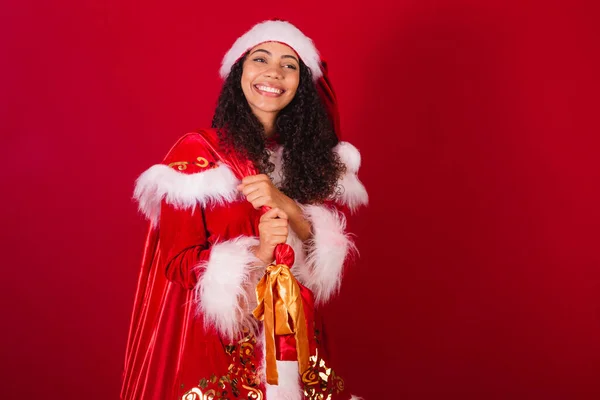 美しいブラジルの黒人女性サンタ クラスのクリスマス服を着て サンタのバッグを持って笑って — ストック写真