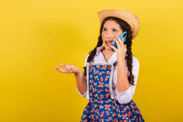 Дівчина Типовому Одязі Festa Junina Мобільний Голосовий Дзвінок Підключений Дзвінок — стокове фото