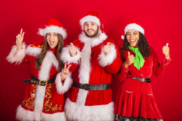 Amis Brésiliens Avec Des Vêtements Noël Santa Claus Signe Paix — Photo
