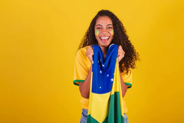 Czarna Brazylijka Fanka Piłki Nożnej Brazylijską Flagą Wibrujący Uśmiech — Zdjęcie stockowe
